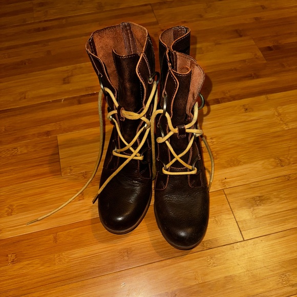 Sorel boots - Picture 3 of 9